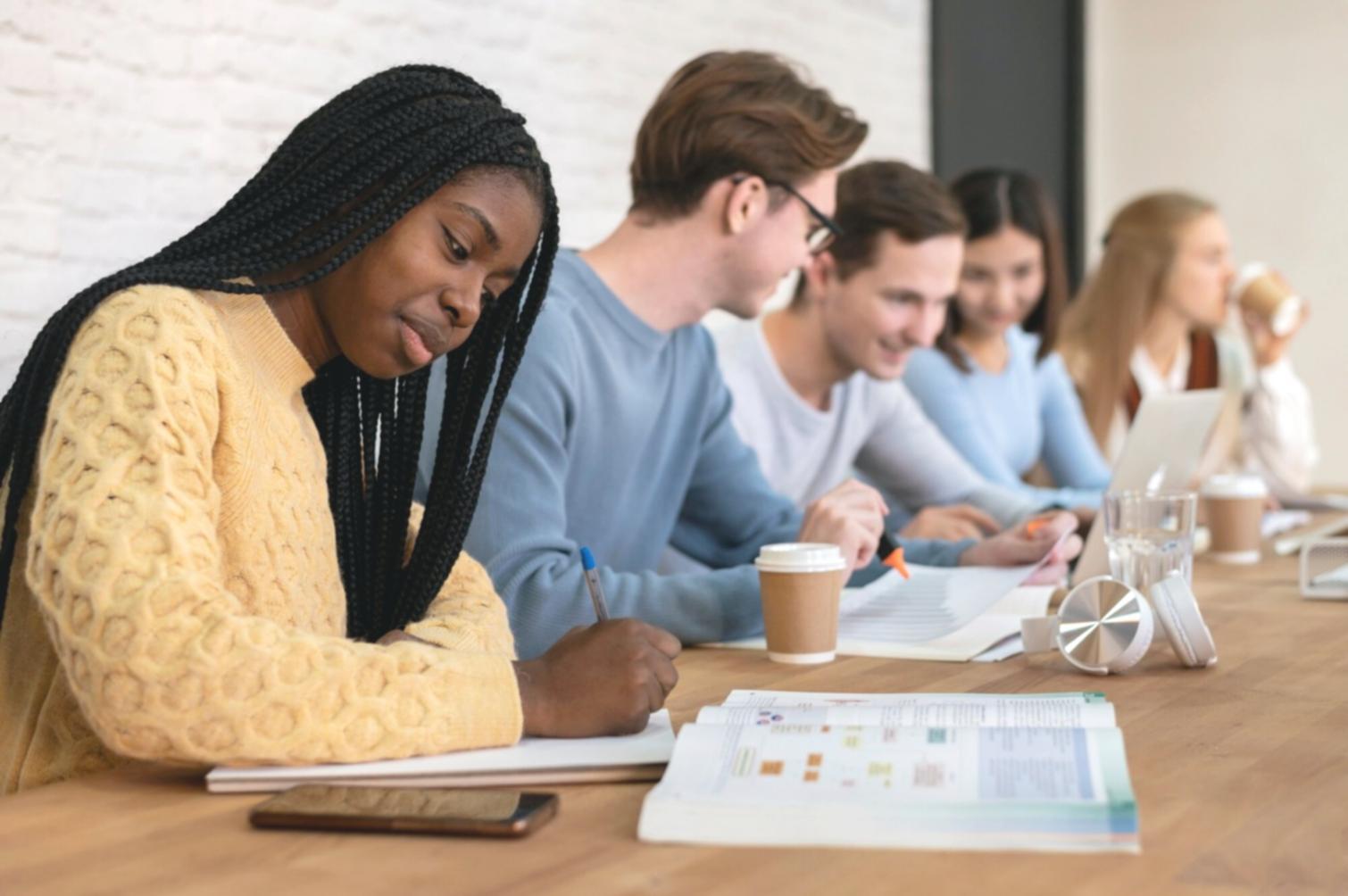 Analyse détaillée de graphiques financiers et tableaux de bord
