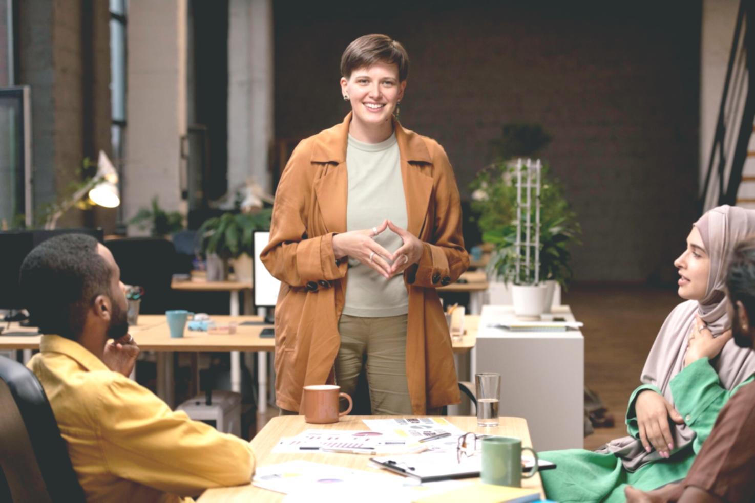 Entrepreneur analysant des données financières sur plusieurs écrans